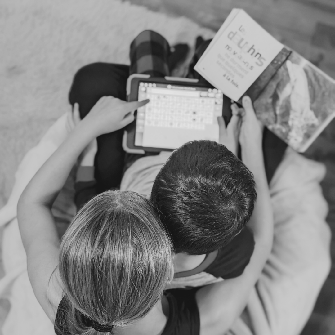 Accompagner le développement de la Communication Alternative et Améliorée (CAA) pour les personnes présentant une déficience intellectuelle (DI) ou un trouble dans le spectre de l'autisme (TSA).